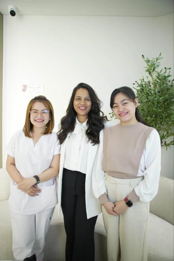 Dr. Shubhangi Perkar with her clinical team at Modern Aestheticss